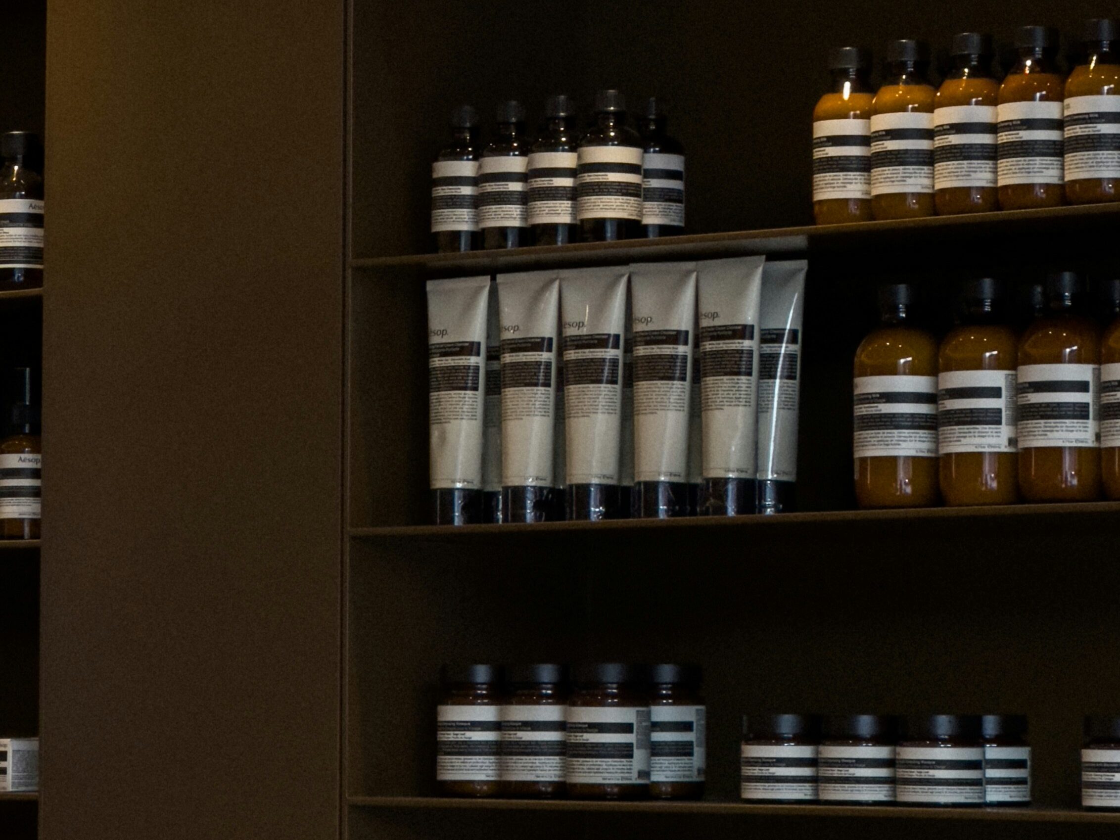 aesop-minimalist-skincare-packaging-design