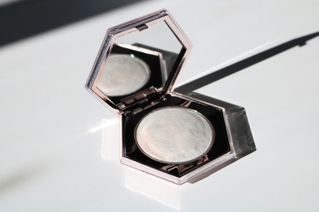 fentybeauty-minimalist-makeup-packaging-design